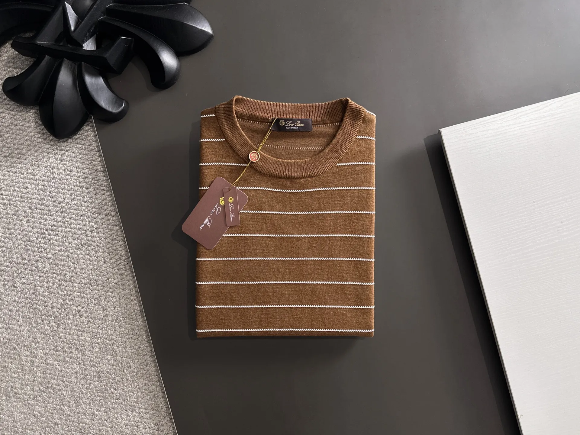 Next day shipment LP high quality Loro Piana 26ss New Arrival men's short-sleeved T-shirt Made of combed cotton yarn knitted cotton fabric, no pressure when entering and exiting the counter Exclusive control of raw materials It feels substantial when weighed, and the upper body is more textured than ordinary T-shirts. This texture can cope with the weather easily and is suitable for both hot and cold! Loose fit design, looks noble. The only correct version is available Size: M to XXXL